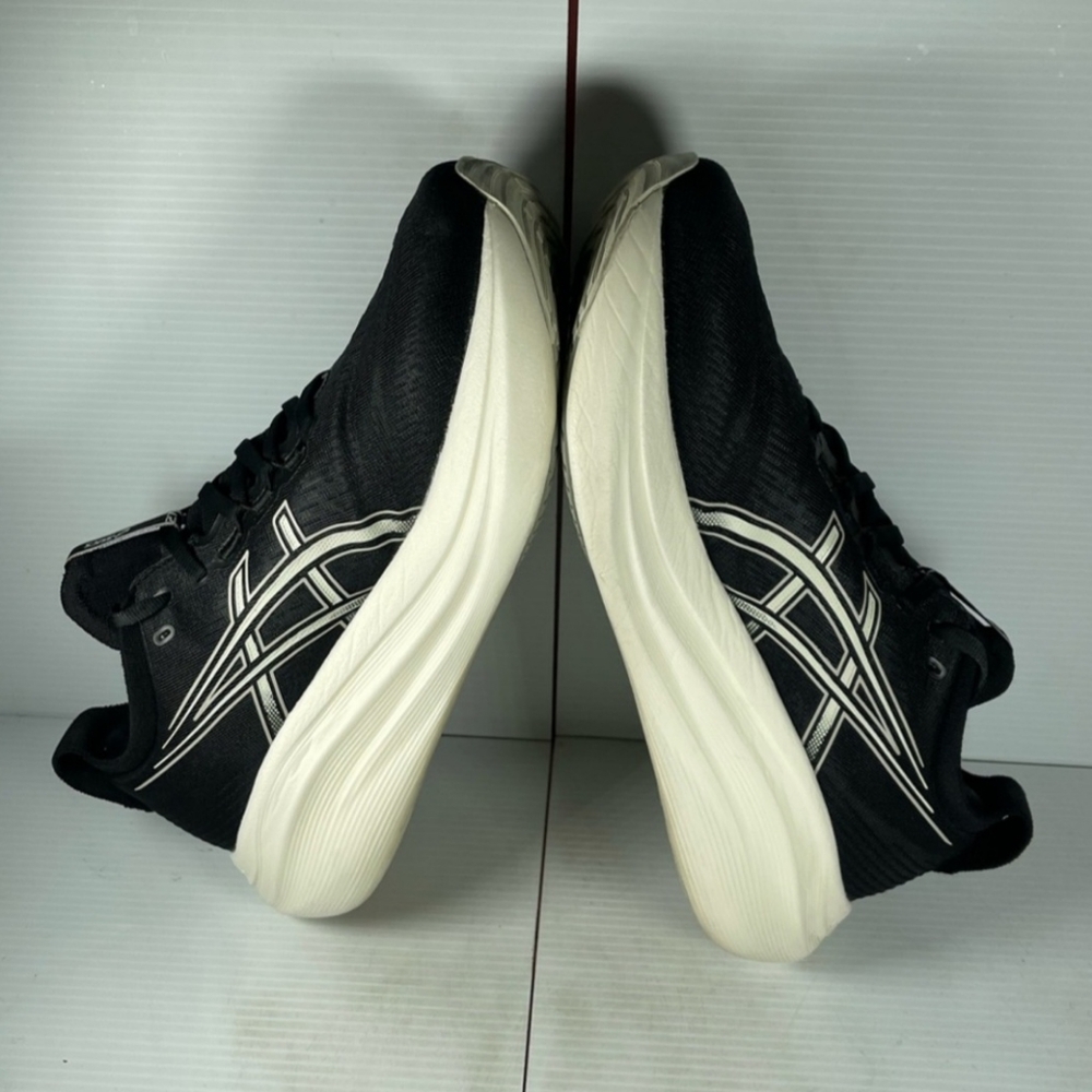 ASICS Gel Nimbus 27 Like New Condition. Women's 10.5/Men's 9.